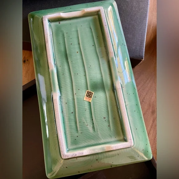 Elegant Green Sushi Set with Chopsticks - Picture 3 of 3